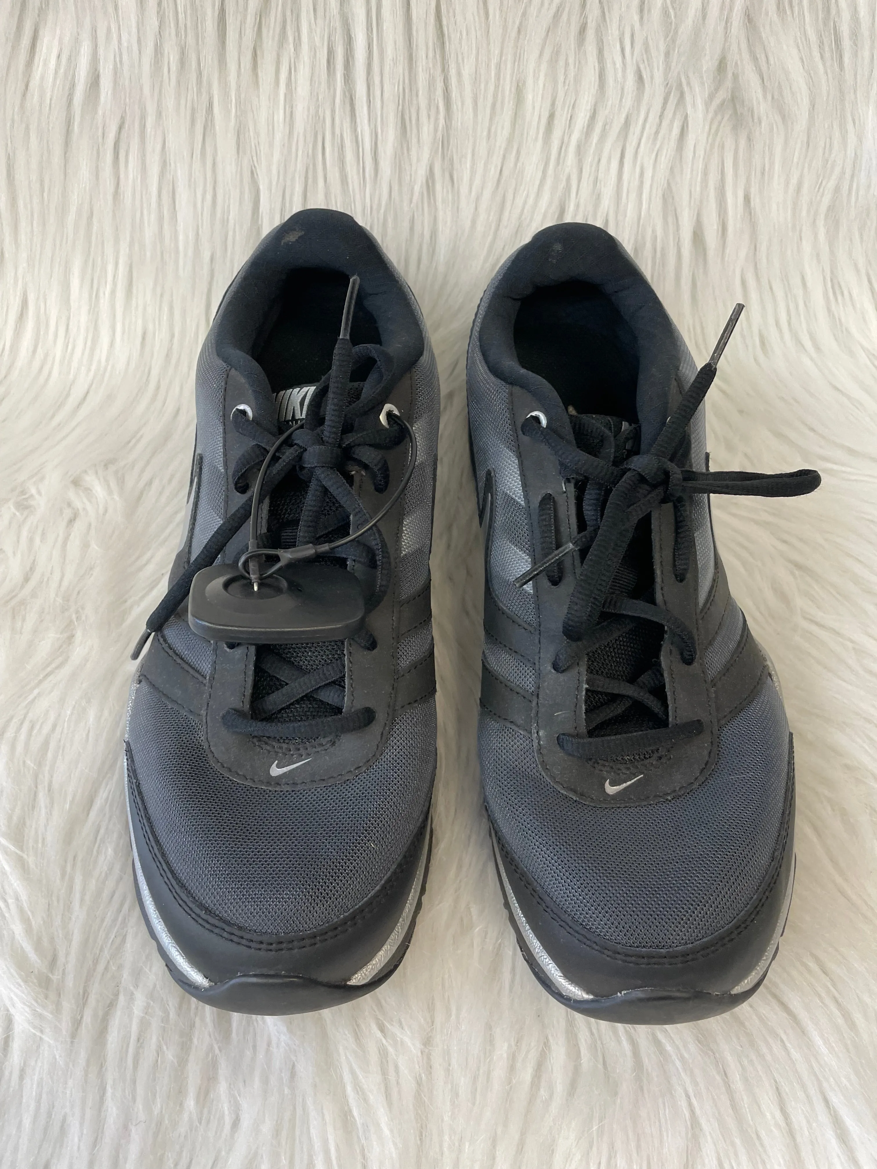 Black Shoes Athletic Nike, Size 10